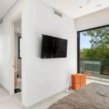 Modern villa within the exclusive residential enclave of La Arboleda, Estepona East Picture 21