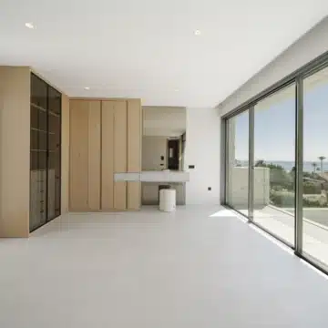 Exceptional detached villa with captivating Mediterranean views in Estepona West Picture 5