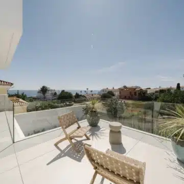 Exceptional detached villa with captivating Mediterranean views in Estepona West Picture 15