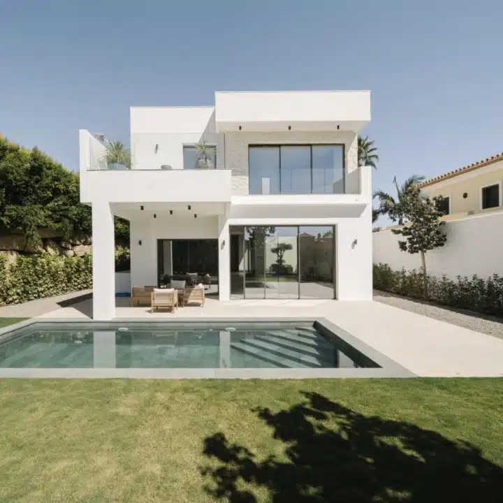 Exceptional detached villa with captivating Mediterranean views in Estepona West Picture