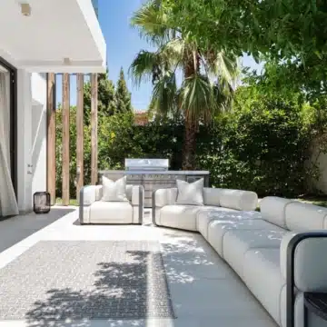 Modern villa within the exclusive residential enclave of La Arboleda, Estepona East Picture 11