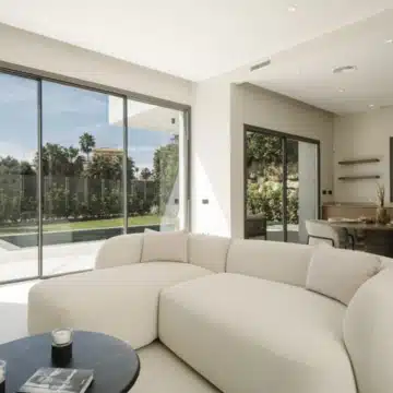 Exceptional detached villa with captivating Mediterranean views in Estepona West Picture 13