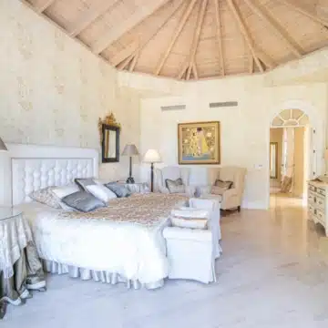 Exceptional Mediterranean villa offering an unparalleled blend of elegance in Altos Reales, Marbella Golden Mile Picture 11