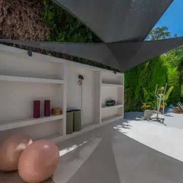 Modern five bedroom detached villa in a quiet residential area of Nueva Andalucía Picture 10