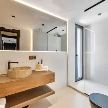 Modern five bedroom detached villa in a quiet residential area of Nueva Andalucía Picture 24