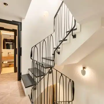 Modern five bedroom detached villa in a quiet residential area of Nueva Andalucía Picture 25