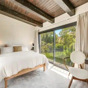 Modern five bedroom detached villa in a quiet residential area of Nueva Andalucía Picture 9