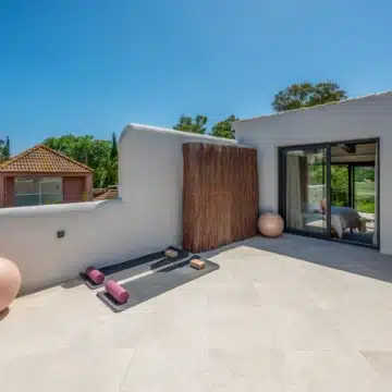 Modern five bedroom detached villa in a quiet residential area of Nueva Andalucía Picture 27