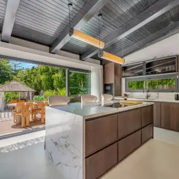 Modern five bedroom detached villa in a quiet residential area of Nueva Andalucía Picture 1