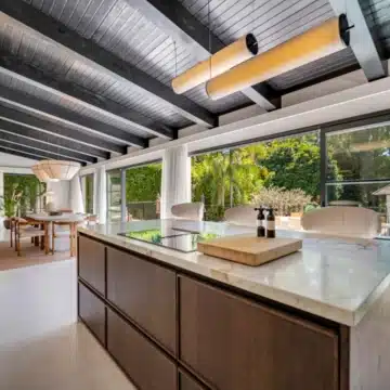 Modern five bedroom detached villa in a quiet residential area of Nueva Andalucía Picture 7