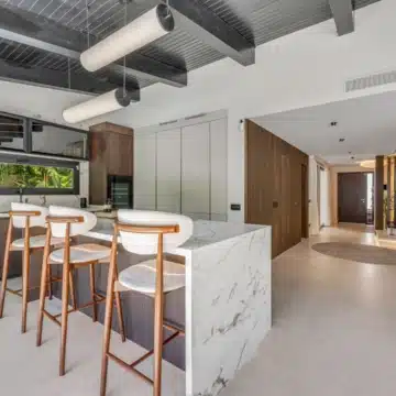 Modern five bedroom detached villa in a quiet residential area of Nueva Andalucía Picture 6