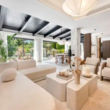 Modern five bedroom detached villa in a quiet residential area of Nueva Andalucía Picture 0