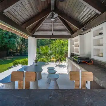 Modern five bedroom detached villa in a quiet residential area of Nueva Andalucía Picture 49