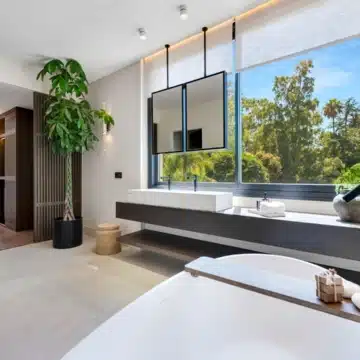 Modern five bedroom detached villa in a quiet residential area of Nueva Andalucía Picture 18