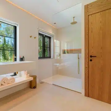 Exceptional one-level villa offering five spacious bedrooms in Puerto Banus, Marbella Picture 38