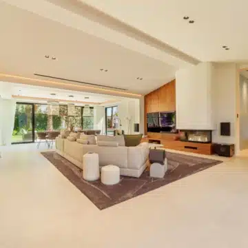 Exceptional one-level villa offering five spacious bedrooms in Puerto Banus, Marbella Picture 12