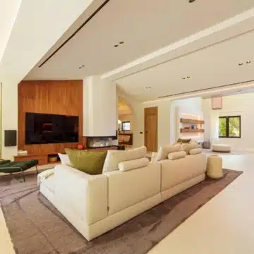 Exceptional one-level villa offering five spacious bedrooms in Puerto Banus, Marbella Picture 11