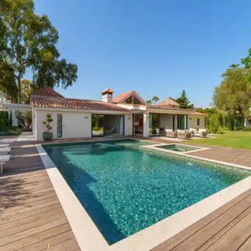 Exceptional one-level villa offering five spacious bedrooms in Puerto Banus, Marbella Picture 47