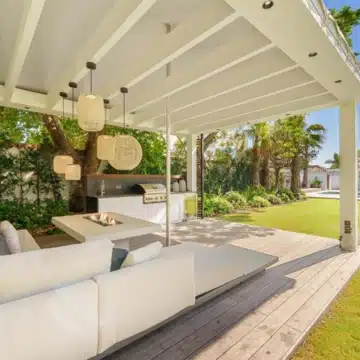 Exceptional one-level villa offering five spacious bedrooms in Puerto Banus, Marbella Picture 4