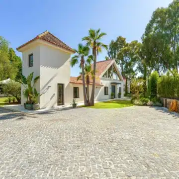 Exceptional one-level villa offering five spacious bedrooms in Puerto Banus, Marbella Picture 7