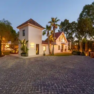 Exceptional one-level villa offering five spacious bedrooms in Puerto Banus, Marbella Picture 49