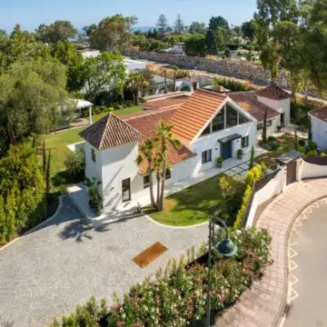 Exceptional one-level villa offering five spacious bedrooms in Puerto Banus, Marbella Picture 6