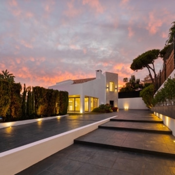Contemporary villa located in sought-after urbanization of Linta Vista Alta, San Pedro Picture 2