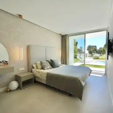 Frontline golf villa within an exclusive gated enclave of the prestigious La Reserva Club, Sotogrande Picture 6