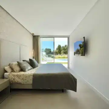 Frontline golf villa within an exclusive gated enclave of the prestigious La Reserva Club, Sotogrande Picture 12