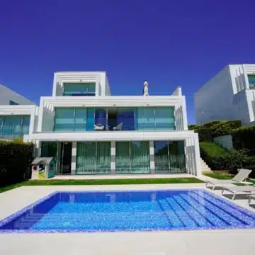 Frontline golf villa within an exclusive gated enclave of the prestigious La Reserva Club, Sotogrande Picture 25