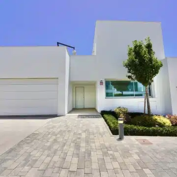 Frontline golf villa within an exclusive gated enclave of the prestigious La Reserva Club, Sotogrande Picture 27