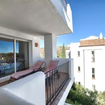 Spacious 3-bedroom apartment with sea and golf views in Altos De La Quinta, Benahavís Picture 0