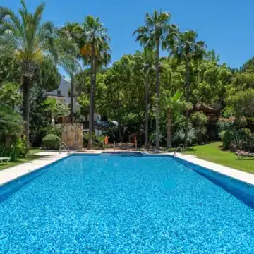 Spacious 3-bedroom apartment with sea and golf views in Altos De La Quinta, Benahavís Picture 16