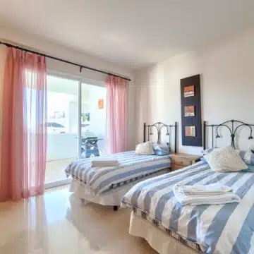 Spacious 3-bedroom apartment with sea and golf views in Altos De La Quinta, Benahavís Picture 10