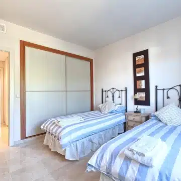 Spacious 3-bedroom apartment with sea and golf views in Altos De La Quinta, Benahavís Picture 8