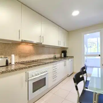 Spacious 3-bedroom apartment with sea and golf views in Altos De La Quinta, Benahavís Picture 3