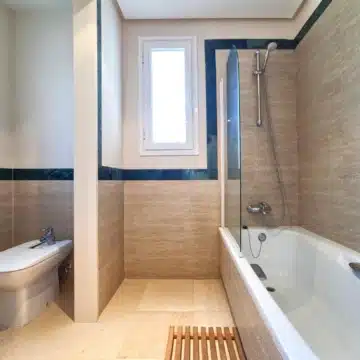 Spacious 3-bedroom apartment with sea and golf views in Altos De La Quinta, Benahavís Picture 14