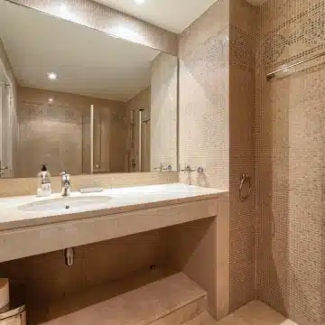 Spacious 3-bedroom apartment with sea and golf views in Altos De La Quinta, Benahavís Picture 13