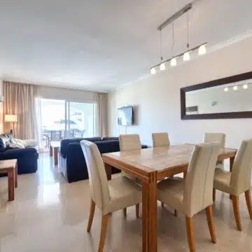 Spacious 3-bedroom apartment with sea and golf views in Altos De La Quinta, Benahavís Picture 4