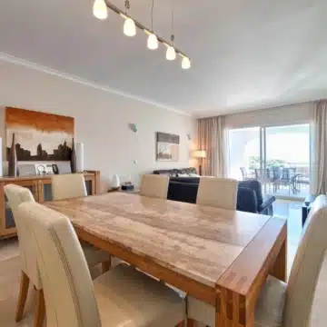 Spacious 3-bedroom apartment with sea and golf views in Altos De La Quinta, Benahavís Picture 12