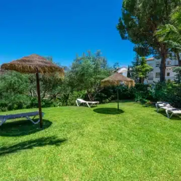 Spacious 3-bedroom apartment with sea and golf views in Altos De La Quinta, Benahavís Picture 17