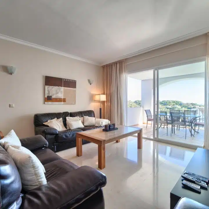 Spacious 3-bedroom apartment with sea and golf views in Altos De La Quinta, Benahavís Picture