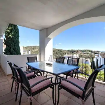 Spacious 3-bedroom apartment with sea and golf views in Altos De La Quinta, Benahavís Picture 1