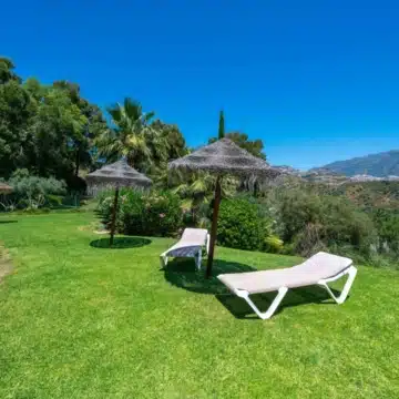 Spacious 3-bedroom apartment with sea and golf views in Altos De La Quinta, Benahavís Picture 18