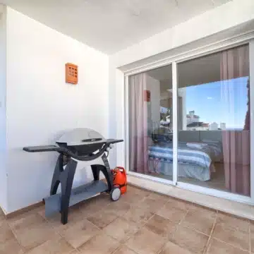 Spacious 3-bedroom apartment with sea and golf views in Altos De La Quinta, Benahavís Picture 19