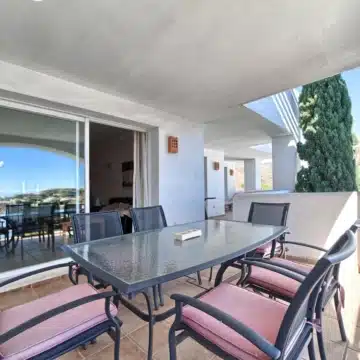 Spacious 3-bedroom apartment with sea and golf views in Altos De La Quinta, Benahavís Picture 9