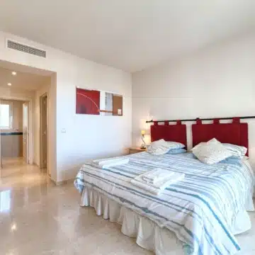 Spacious 3-bedroom apartment with sea and golf views in Altos De La Quinta, Benahavís Picture 2