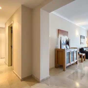 Spacious 3-bedroom apartment with sea and golf views in Altos De La Quinta, Benahavís Picture 7