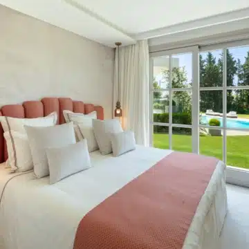 Magnificent frontline golf mansion nestled in Aloha, Nueva Andalucia Picture 4