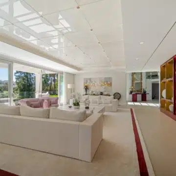 Magnificent frontline golf mansion nestled in Aloha, Nueva Andalucia Picture 8